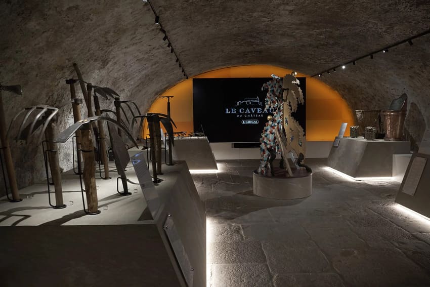 première salle d'exposition du musée du caveau Guigal